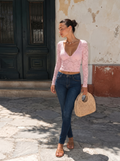 Chemisier rose en dentelle transparente