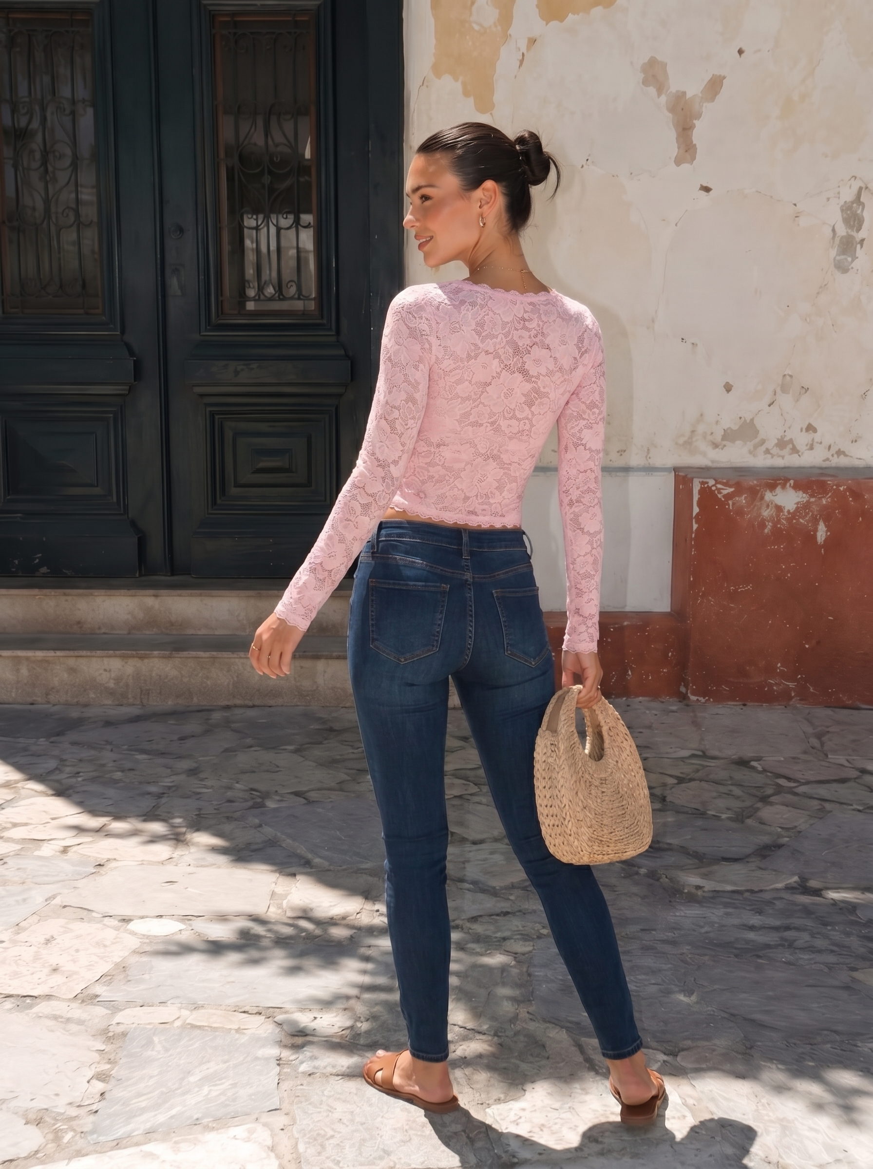 Chemisier rose en dentelle transparente